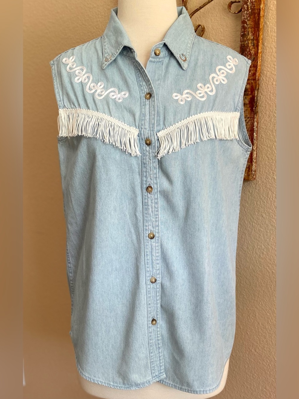 Top - Sleeveless - Women’s Western - Scrolling, Fringe & Horseshoes on collar.